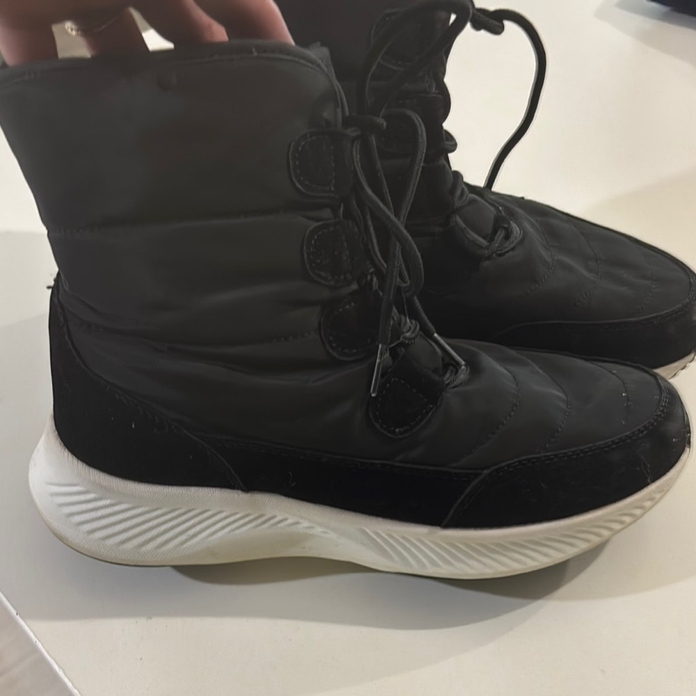 Black Women's Winter Boots sz 39, fits 8-8.5